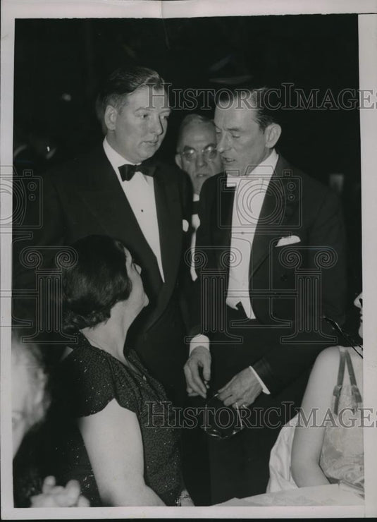 1937 Press Photo Mrs ME Comerford, Tom Friday & James Walker at a dinner - Historic Images