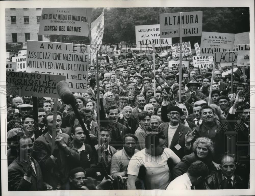 1961 Press Photo Handicapped Italians Protesting in Rome - Historic Images