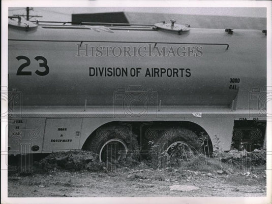 1962 Press Photo truck driving thru mud in fire drill at Cleveland Airport - Historic Images