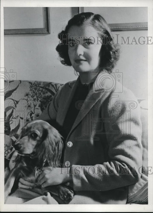 1939 Press Photo A young woman poses w/ her dog - Historic Images