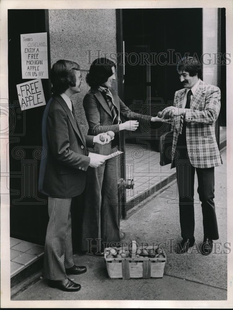 Press Photo Michigan Travel Bureau hands out Michigan apples in Cleveland - Historic Images