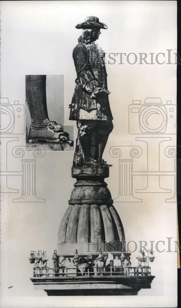 1949 Press Photo William Penn's poorly shod statue at Philadelphia City Hall - Historic Images