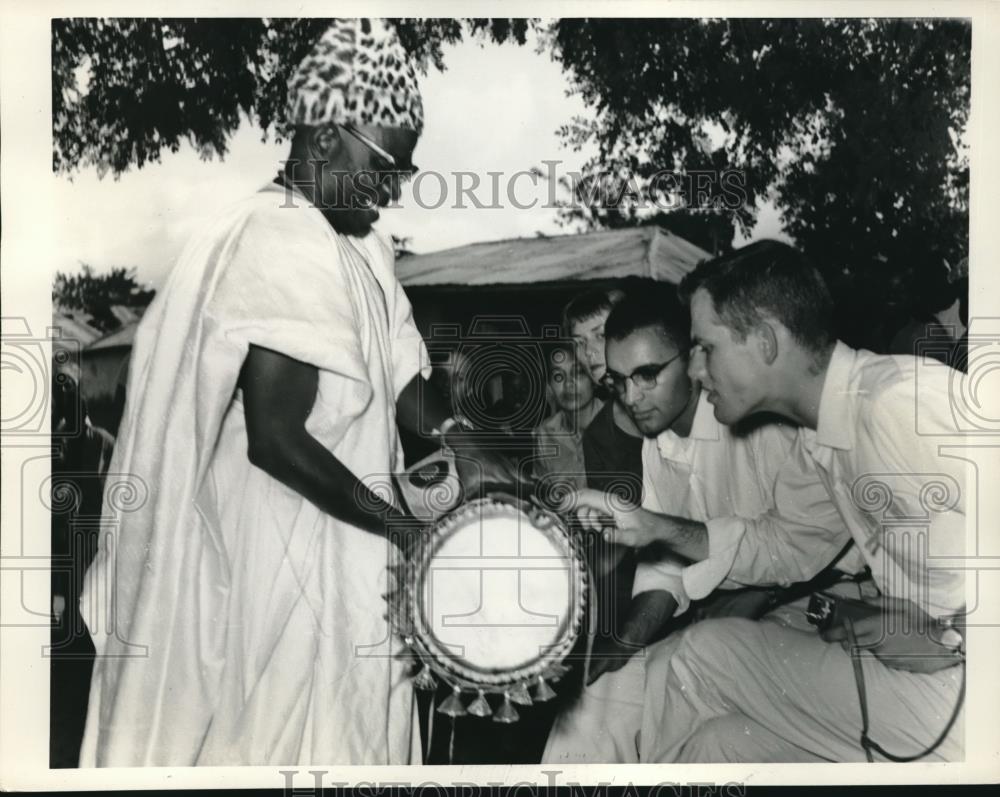 1962 Press Photo Ede Oba Adetoyese Laoye II demonstrates the talking drums - Historic Images