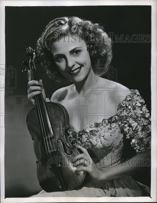1946 Press Photo Violinist Evelyn On Paul Spitalny's All Girl Orchestra CBS - Historic Images
