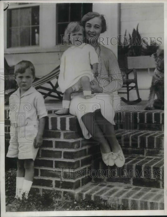1932 Press Photo Edith Frazier & Children, Home was invaded by two masked bandit - Historic Images