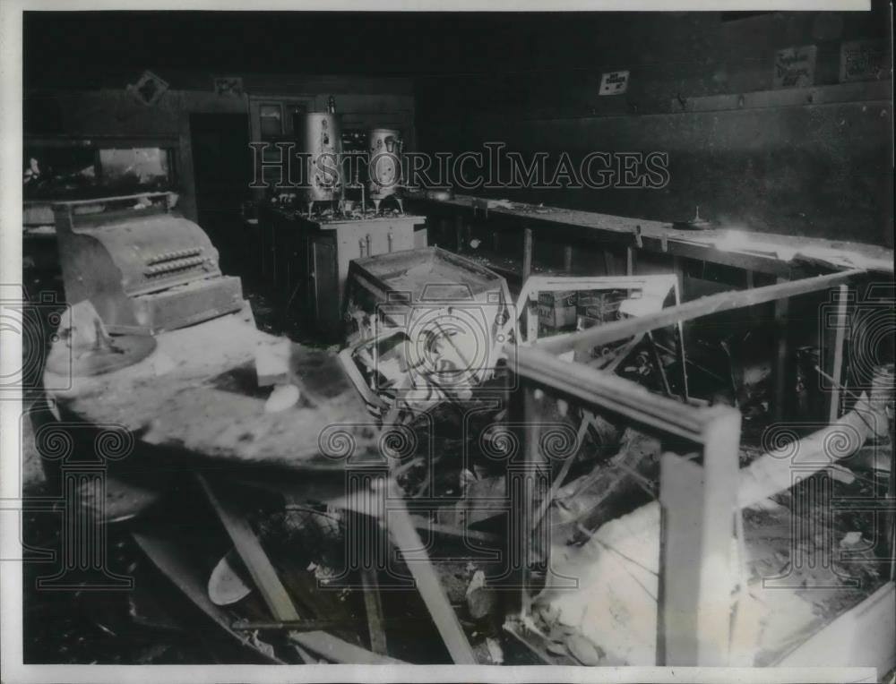 1933 Press Photo Interior of John Carapallese&#39;s restaurant after bomb blast - Historic Images