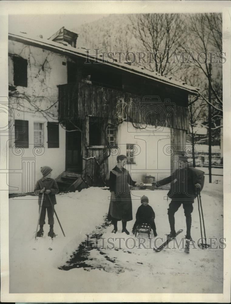 1929 Press Photo A postman delivers mail to a housewife in Allgau, Germany - Historic Images