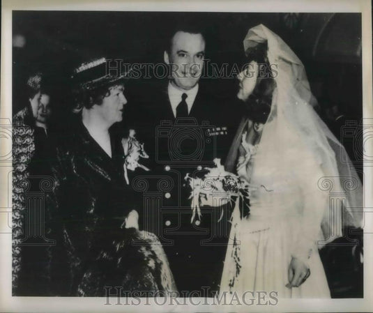 1949 Press Photo Edith Nburse Rogers congratulates Mr and Mrs. Latta-Lawrence. - Historic Images