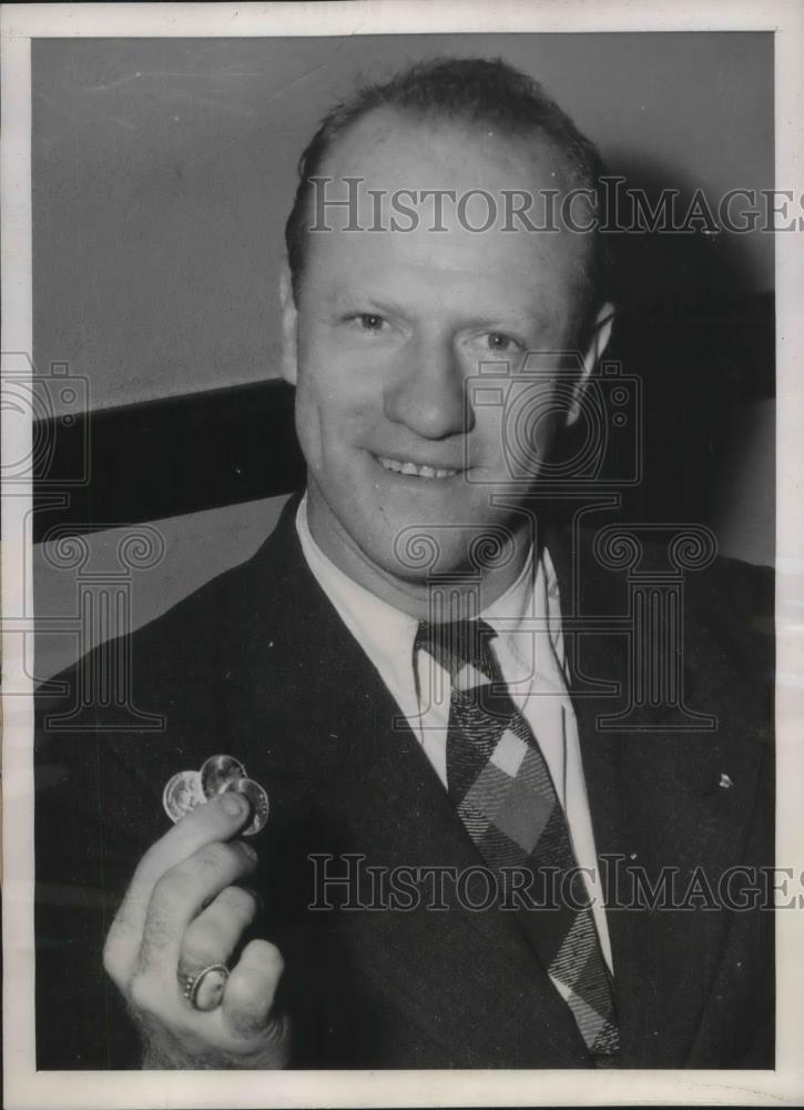 1939 Press Photo Gary Gray sharing his wealth by giving a quarter at a time - Historic Images