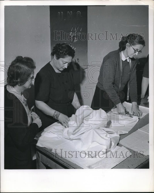 1950 Press Photo over 2 million children will receive a coat, dress or shoes. - Historic Images