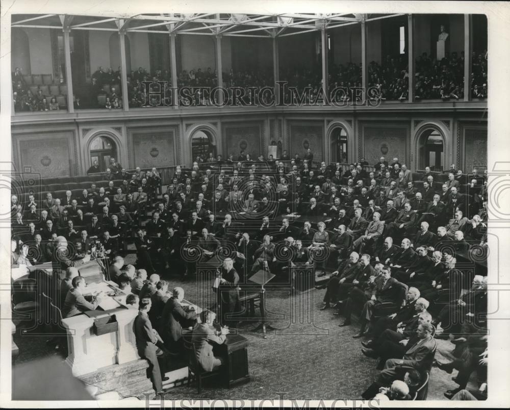 1941 Press Photo Irving W. Swanson Reading Resolution For War Against Germany - Historic Images