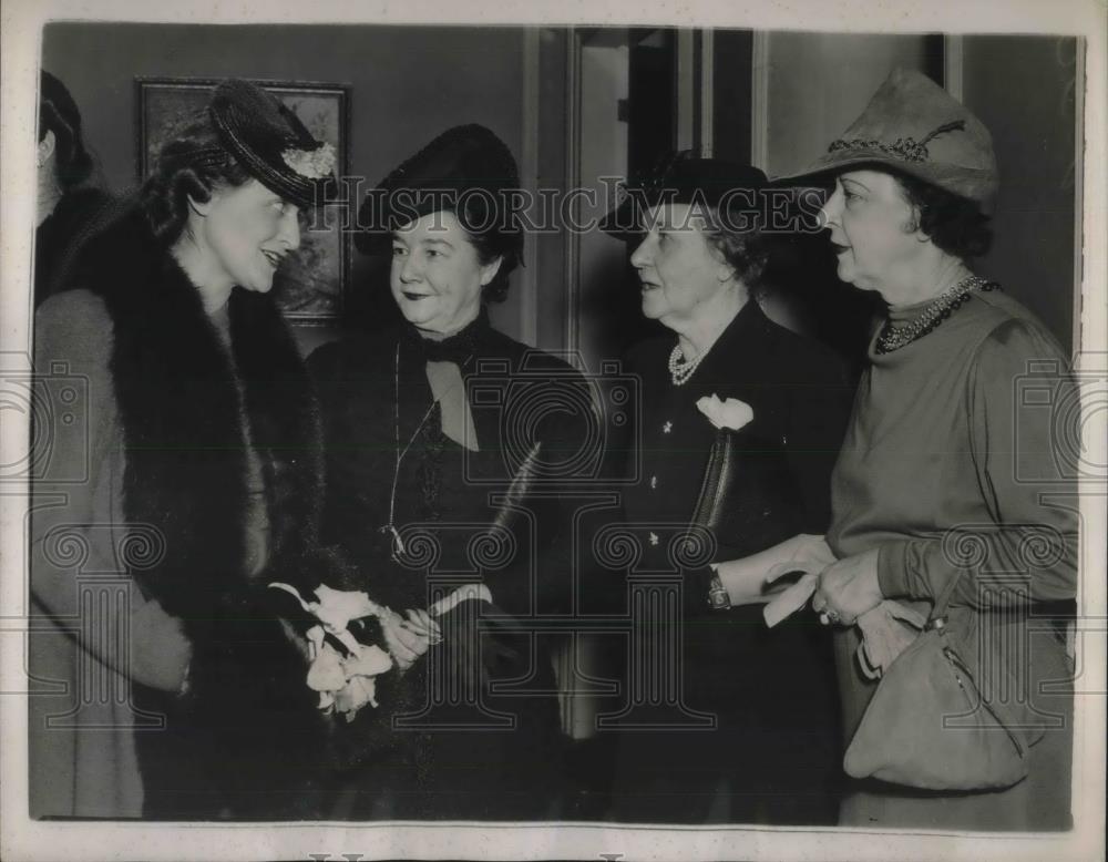 1939 Press Photo Wives of Senators Honored, Mrs O North, Mrs Scott Lucas - Historic Images