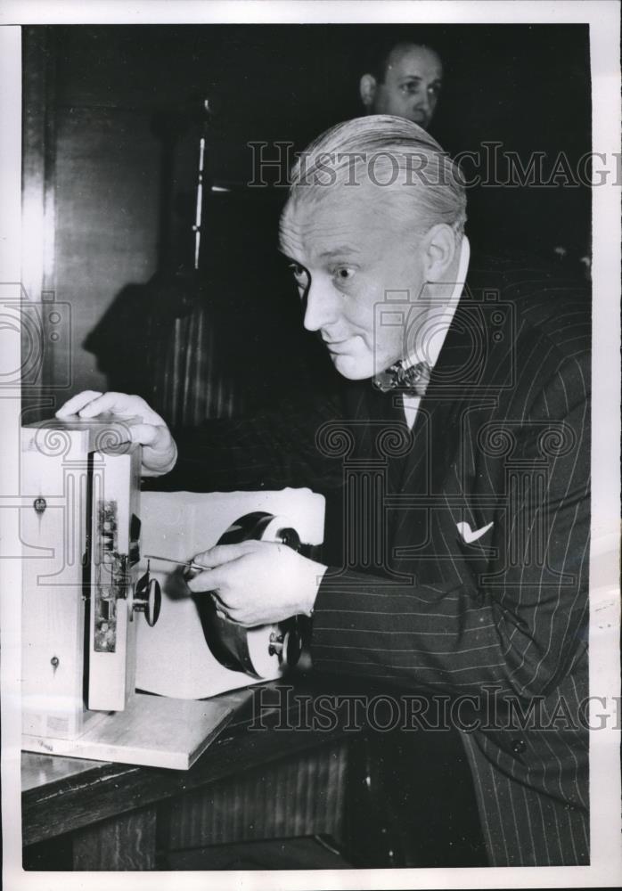 1952 Press Photo Stars as Locksmith - nec17779 - Historic Images