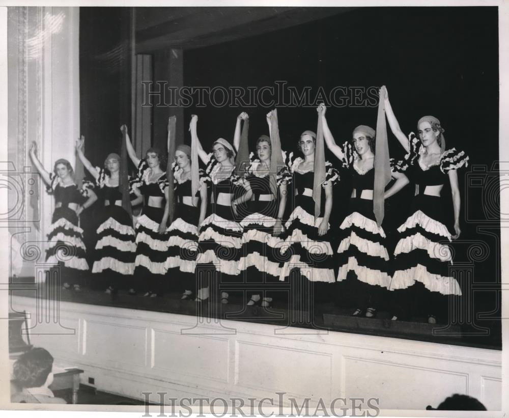 1938 Press Photo Members of the Rutgers chorus &quot;swing it&quot; - nec27220 - Historic Images