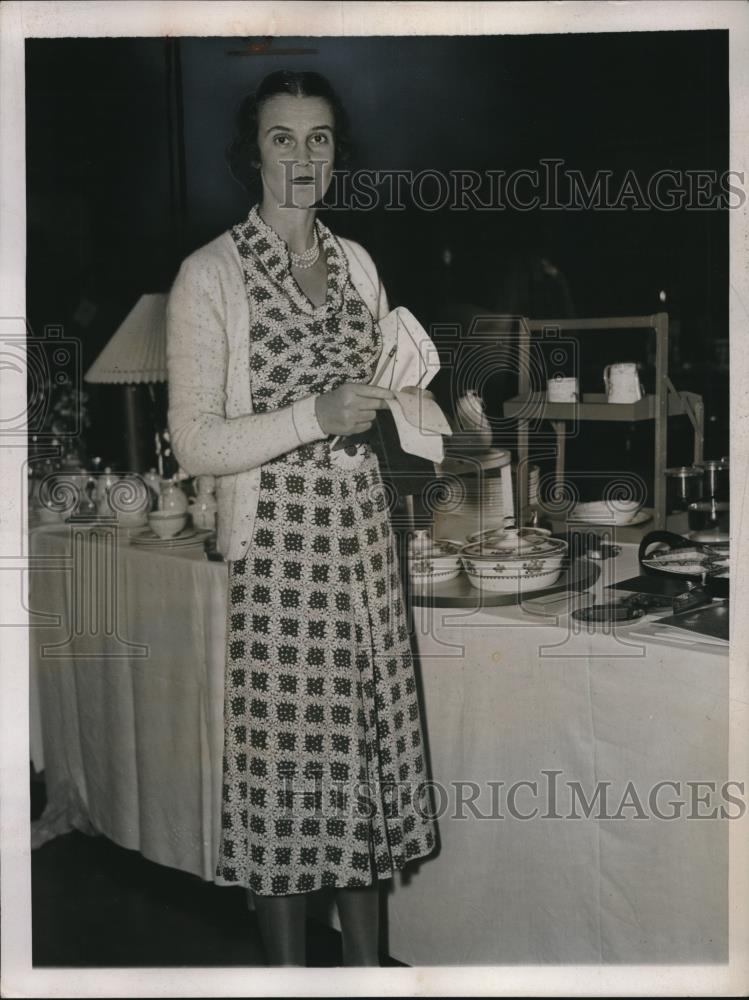 1937 Press Photo Mrs. Harold Talbott Saleswoman At Greentree Fair Long Island - Historic Images