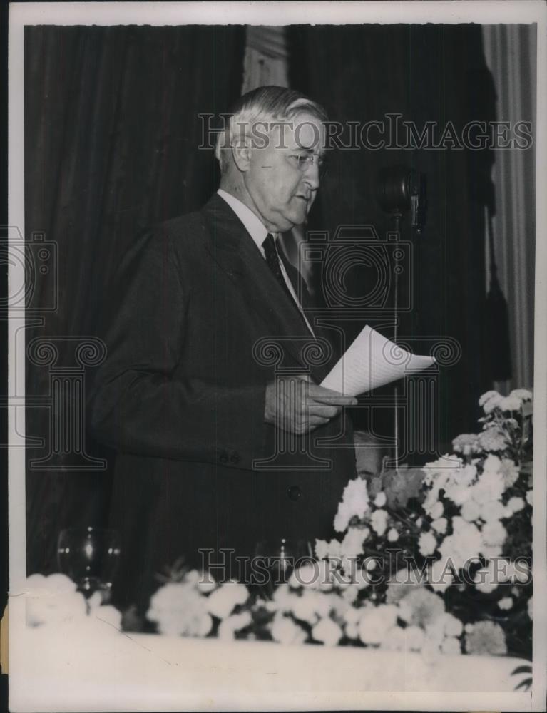 1935 Press Photo Jesse Jones chairman of RFC speaking to Board of Directors - Historic Images