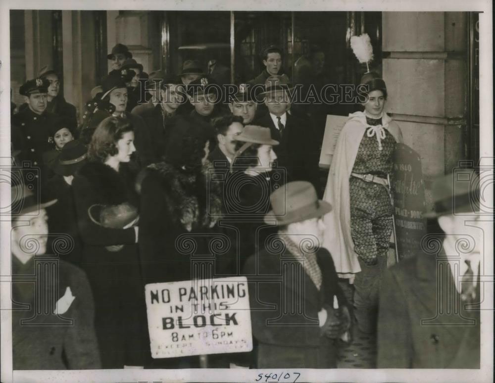 1940 Press Photo Joan of ARC bereft of horse - nec28837 - Historic Images