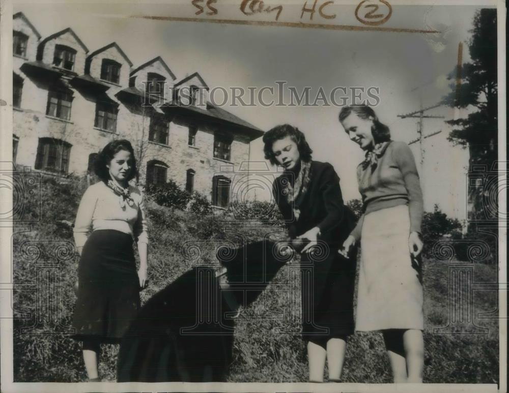 1938 Press Photo Banner Elk N.C. grizzly bear is unofficial mascot girls dorm - Historic Images