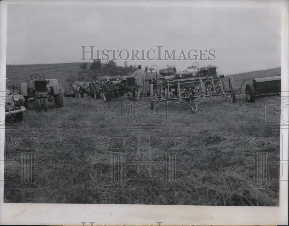 1947 Press Photo Conservation expert, Don. Examines equipment. - Historic Images