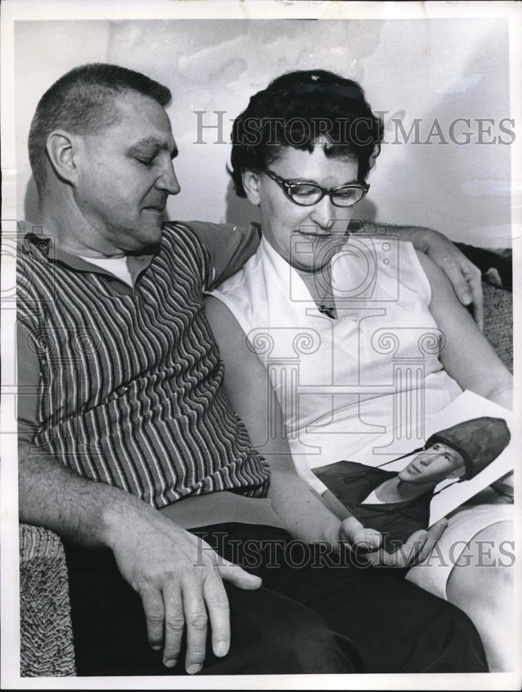 1967 Press Photo Harold Brown And Wife Look At Pic Of Vietnam War Soldier Son - Historic Images