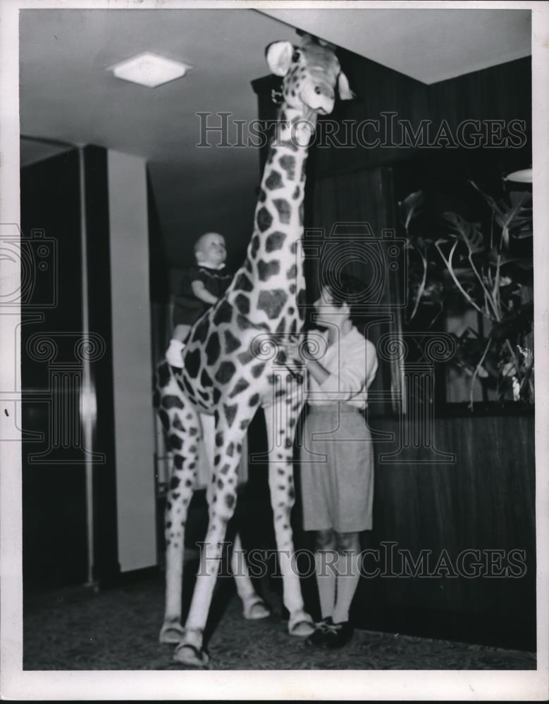 1956 Press Photo Mrs. Bill Randle and Daughter Patricia Lee - nec25715 - Historic Images