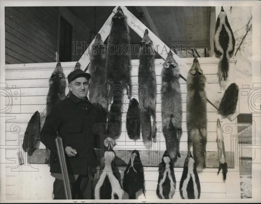 1933 Press Photo Mr. Lloyd Webster put out a line of traps and shot a few foxes. - Historic Images