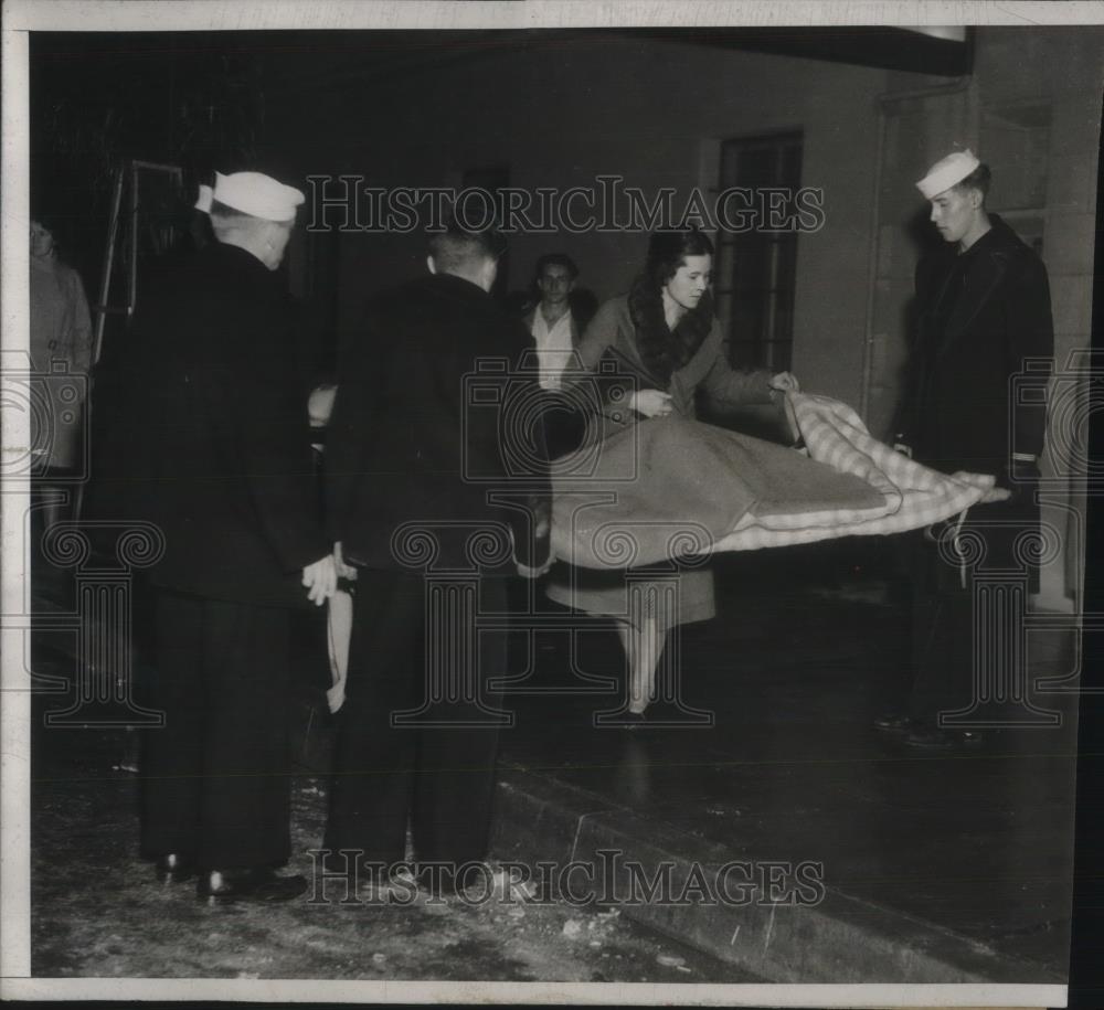 1933 Press Photo Long Beach Woman Looks For Missing Relative After Earthquake - Historic Images