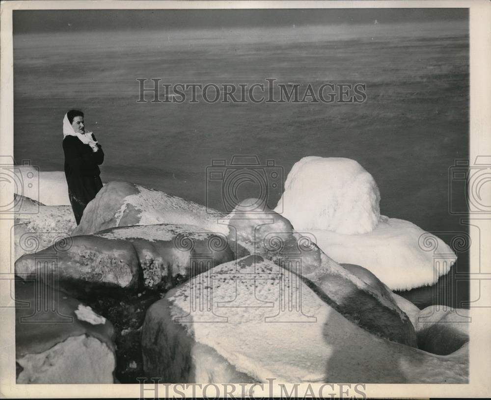 1945 Press Photo Chicago&#39;s cold Lake Michigan - Historic Images