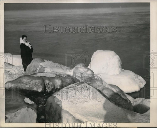 1945 Press Photo Chicago's cold Lake Michigan - Historic Images