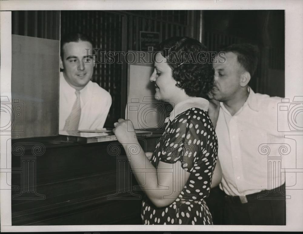 1937 Press Photo Rose Stefano draws out her money from Fort Greene National Bank - Historic Images