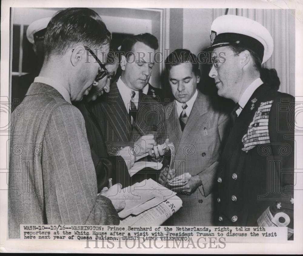 1951 Press Photo Prince Bernhard Of The Netherlands Talks With Reporters - Historic Images