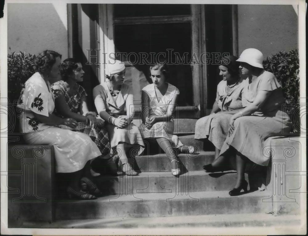 1933 Press Photo Mayor Anton Cernack of Chicago Family Waiting Shot Assasination - Historic Images