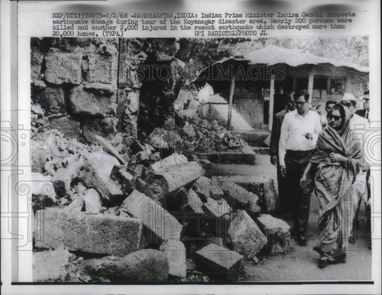 1968 Press Photo India PM Indira Gandhi visits earthquake ravaged Koyanagar area - Historic Images