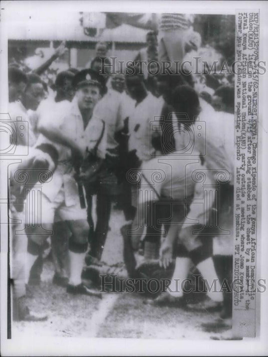 1962 Press Photo African Democratic leader lies on ground after sabbing - Historic Images