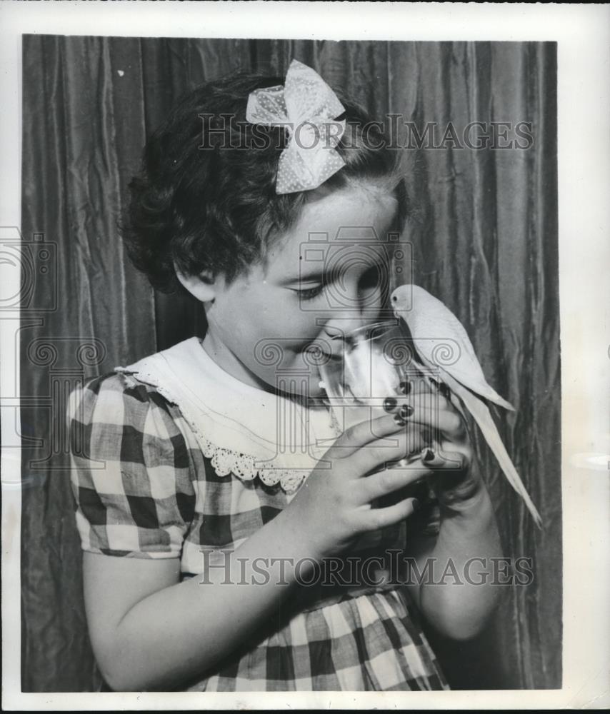 1950 Press Photo Sharon Lynn Gee with her talking Parakeet. Providence R.I. - Historic Images