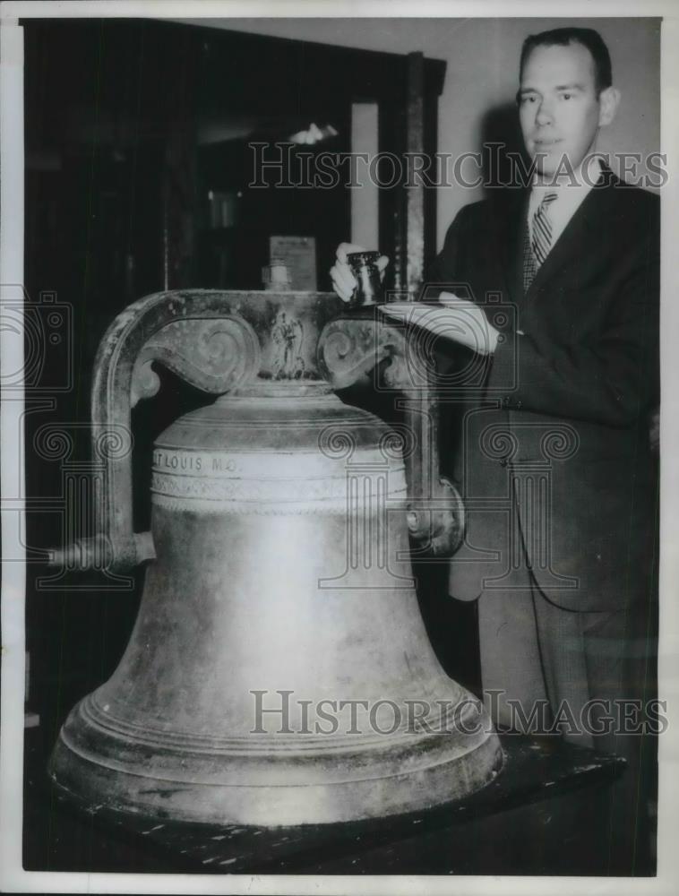 1962 Press Photo Robert Cates holding a miniature of the McKendree College Bell - Historic Images