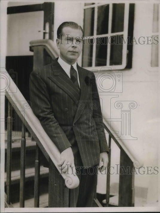 1937 Press Photo Henry Olmsted Producer Of Play "Satyr" In London - Historic Images