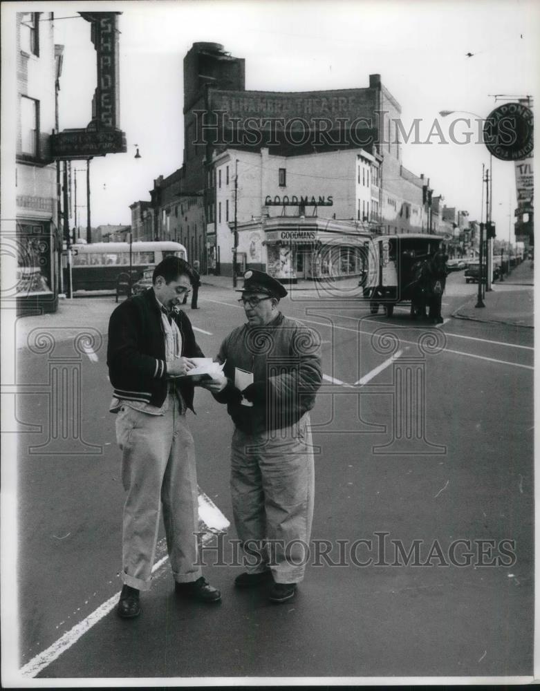 1963 Press Photo Tony and Maruince Lannutt check Deliveries Milk Horses - Historic Images