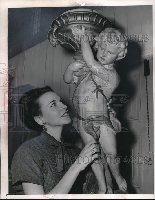 1952 Press Photo Christine Blassie City Hall Employee & Statue of Cupid Restored - Historic Images