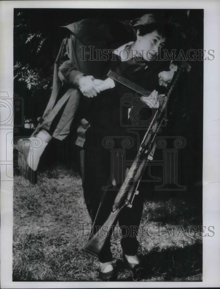 1962 Press Photo Member Of Egyptian Womens Military Corps Wields Guns And Broads - Historic Images