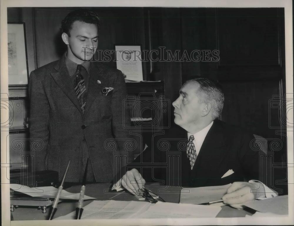 1940 Press Photo Alfred Palm talking to Col AV McDermott regarding lost card - Historic Images