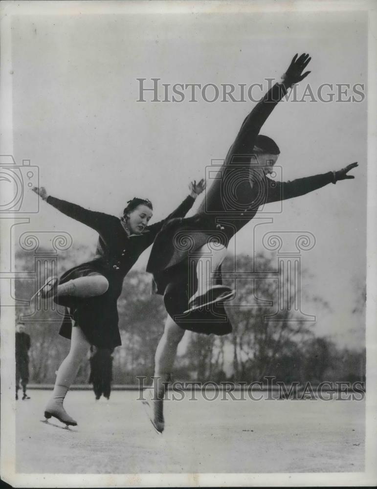 1933 Press Photo women skaters on ice at Wimbledon Common in London England - Historic Images