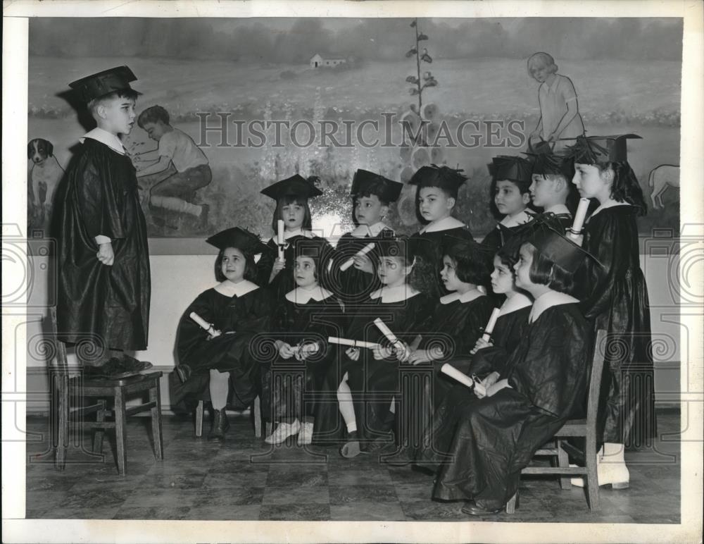 1943 Press Photo Sisto Delicate Gives Speech To Kindergarten Graduates In NYC - Historic Images