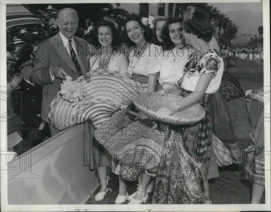 1939 Press Photo Governor Culbert Olsen poses with flower girls during Old - Historic Images