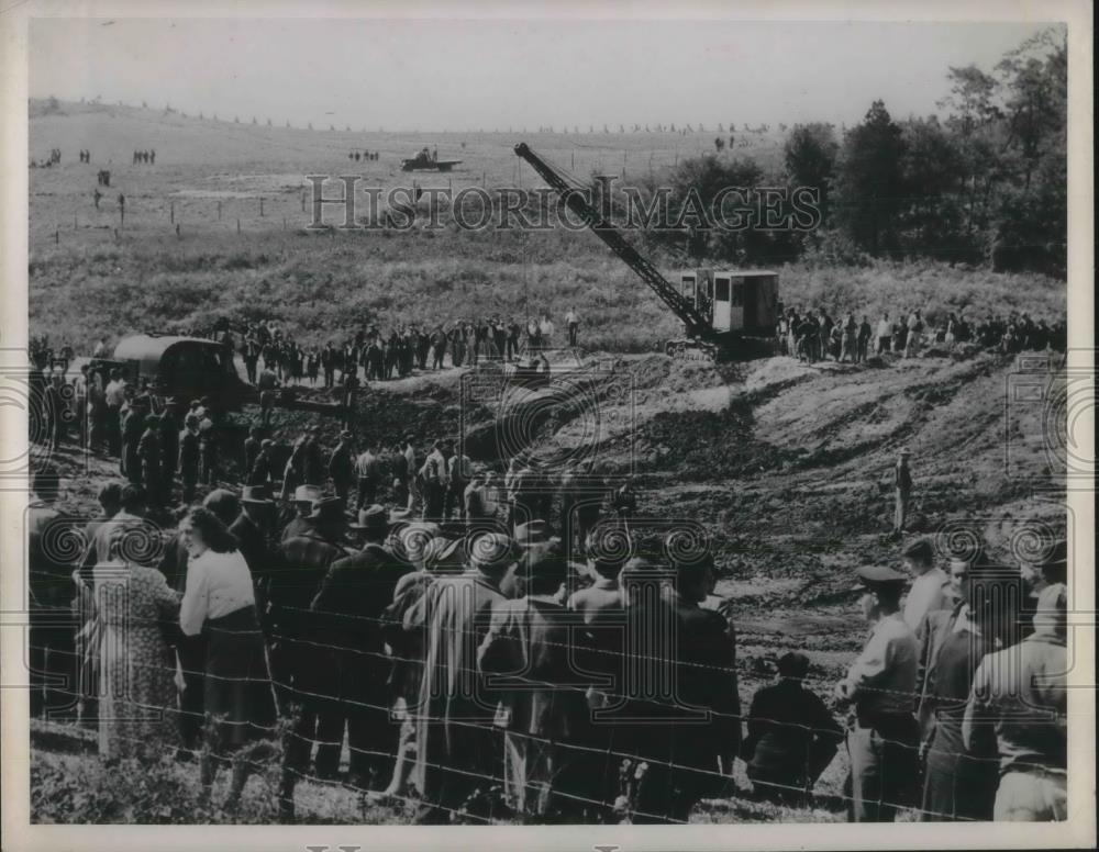 1947 Press Photo Crowds Of Workers Hover Around Excavation Site In Field - Historic Images