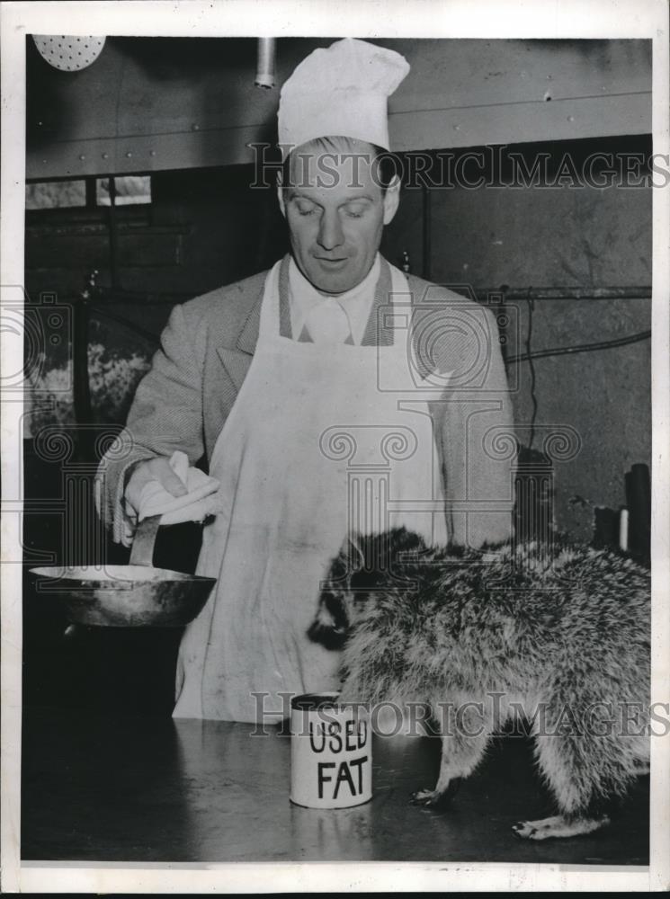 1944 Press Photo Leo Durocher Manager of Dodgers on KP Duty Feeding Raccoon - Historic Images