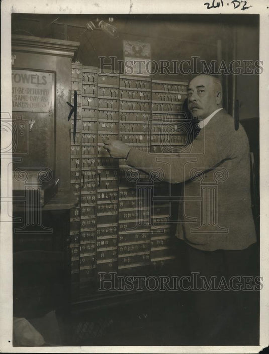 1921 Press Photo Keymaster is taking his pose. - Historic Images