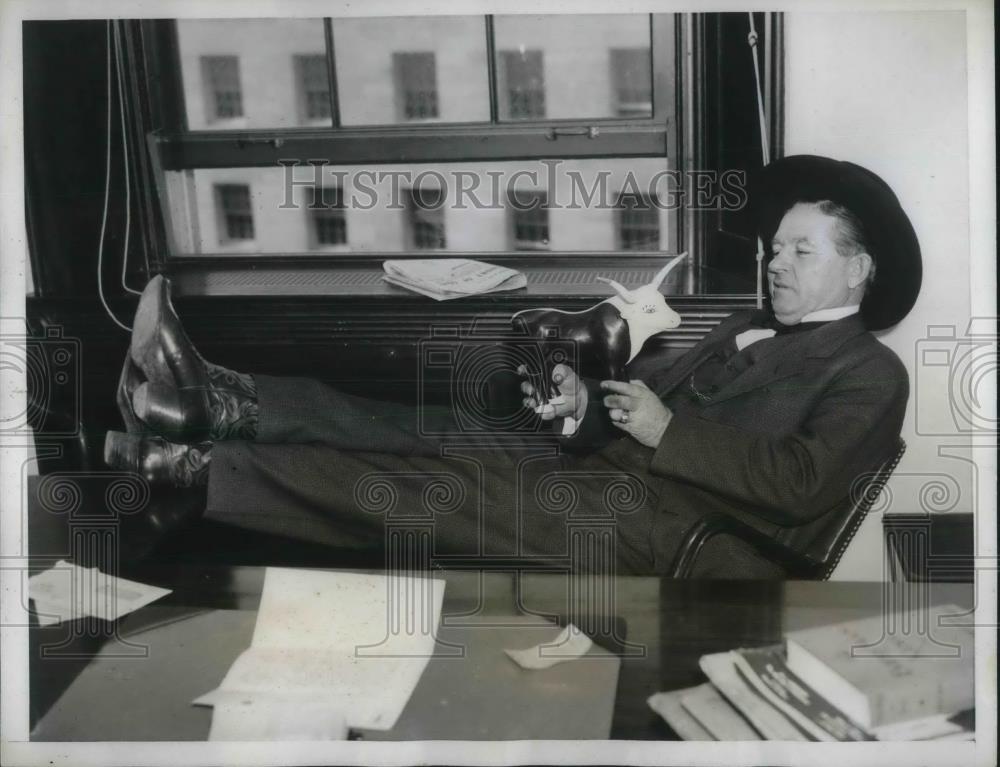 1935 Press Photo Oklahoma Rep. P. L. Gassaway in his office in D.C. - Historic Images