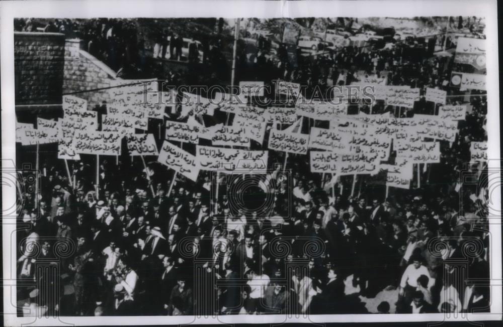 1969 Press Photo Demonstraters March Through Jordan Streets Israeli Conflict - Historic Images