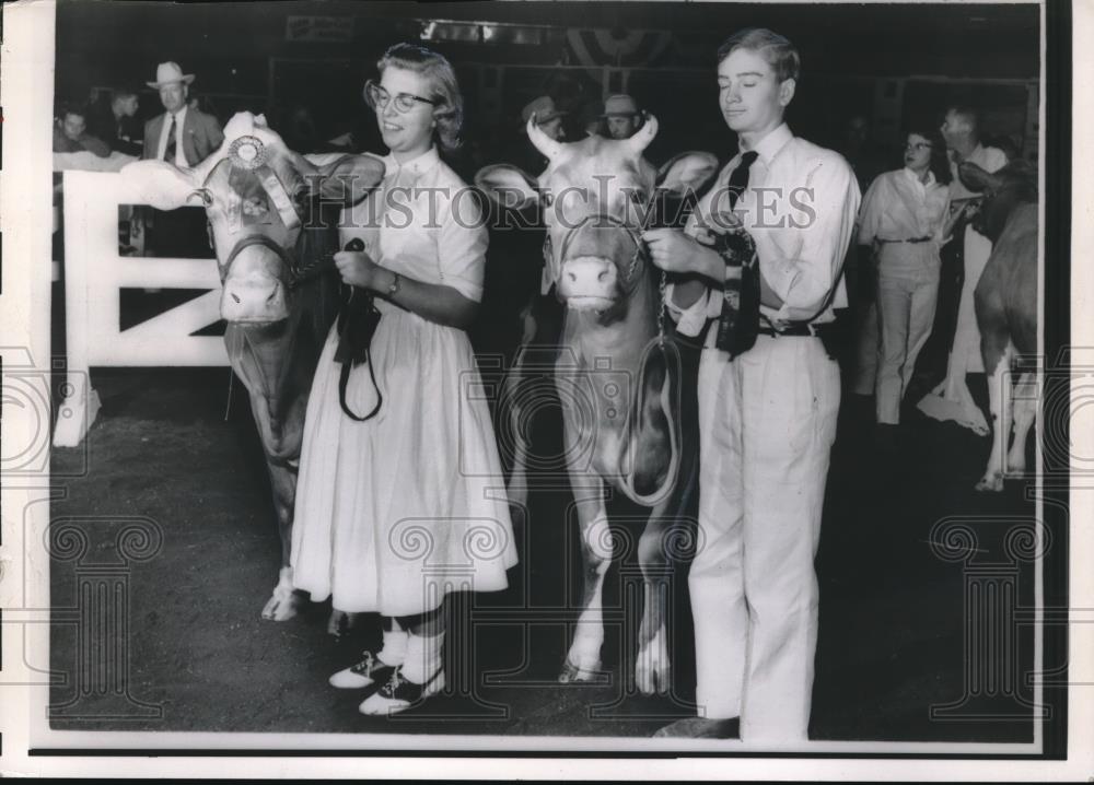 1958 Press Photo Alice Weldy &amp; Paul Jordon At International Dairy Show With Cows - Historic Images